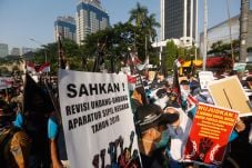 Ribuan Buruh Padati...