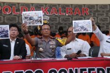 Polda Kalbar Tangkap...