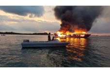 Kapal Yatch Hangus Terbakar...