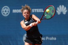 Kasatkina Dihantam Cedera,...