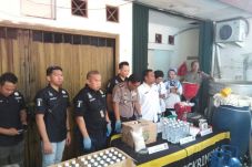 Digerebek Polisi, Karyawan...