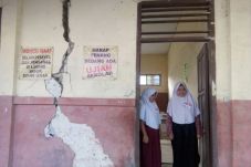 Nyaris Ambruk, Siswa...