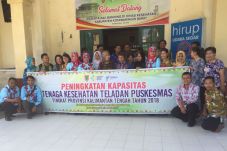 25 Tenaga Kesehatan...