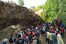 2 Petani Tertimbun Longsor...