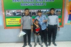 Kencing di Stasiun,...