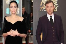Angelina Jolie Jatuh...