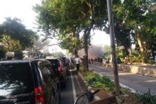 Warga Aksi Bakar Ban,...