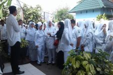Perawat dan Bidan Demo,...