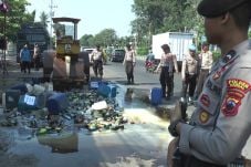 Ribuan Botol Miras Dimusnahkan...
