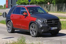 Terjepret Kamera, Mercedes-Benz...