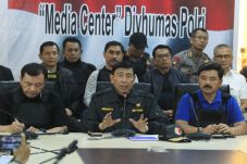 Menyerah Tanpa Syarat,...
