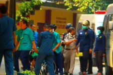 Dengan Kaki Diborgol,...