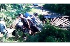 Mobil Terjun ke Sungai...