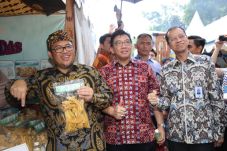 Bank BJB Target Salurkan...