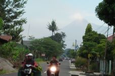 Ribuan Warga Lereng...