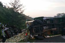 Truk Angkut Melon Terguling...