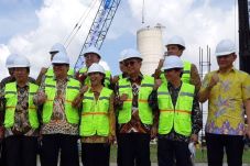 Menteri Rini Target...