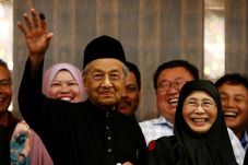 Mahathir Dilantik jadi...