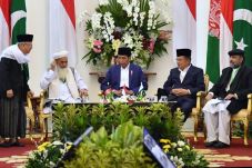 Indonesia Bantu Damaikan...