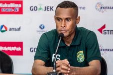 Persebaya Dihukum Penalti,...