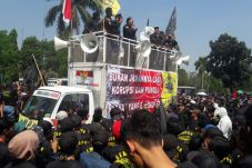 Datangi Kantor Bupati,...