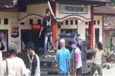 Serang Mapolsek Bayah,...