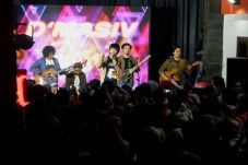 Band DMasiv Manfaatkan...