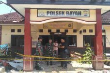 16 Perusak Mapolsek...