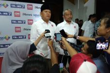 Pasangan Asyik Beri...