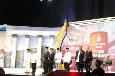 Pasangan Asyik Singgung...