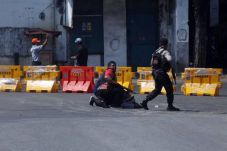 Polisi Tembak Mati 4...