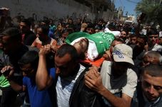 Israel Bantai Demonstran...