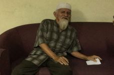Bilang Bom, Kakek Berusia...
