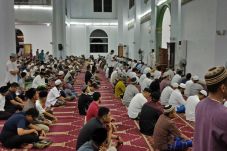 Tarawih Pertama, Jamaah...