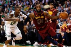 Amukan LeBron James...