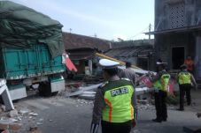 Gapura Hancur Disenggol...