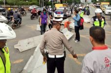 Barier Beton Dibongkar...