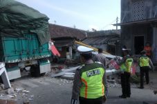 Disambar Truk Muatan...