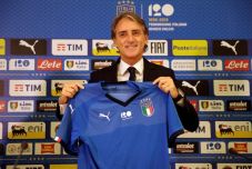 Resmi Latih Timnas Italia,...