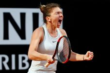 Halep Tampil Rileks...