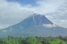Sinabung Kembali Keluarkan...