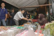 Datangi Pasar, Emil...