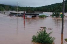 Banjir Bandang Hanyutkan...