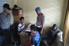 Bermodal Golok Warga...