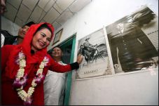 Puti Guntur Soekarno...