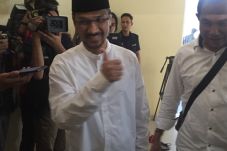 Mengenakan Baju Koko...