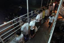 Warga Tarawih di JPO,...