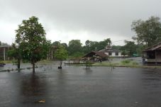 Banjir Rendam Ratusan...