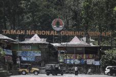 Merapi Letuskan Material...