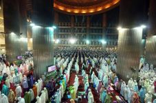 Perempuan Salat Tarawih...
